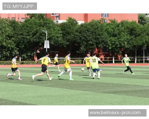 靓仔足球星闪耀绿茵赛场展现青春活力与拼搏精神